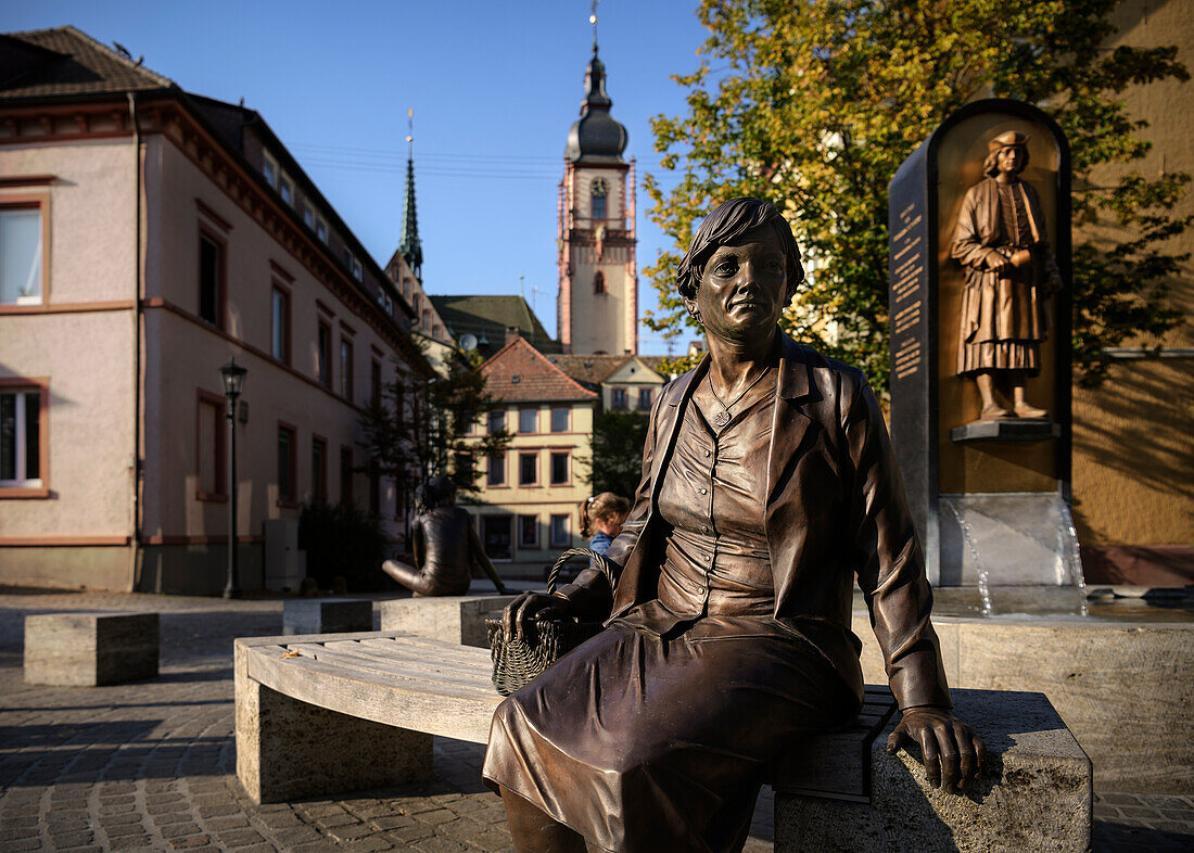 Bronze Skulptur am Riemenschneider Brunnen und Stadtkirche St. Martin, Tauberbischofsheim,  Main-Tauber-Kreis, Baden-Württemberg, Deutschland, Europa