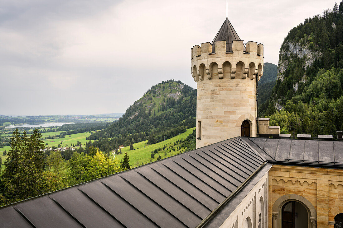 Blick vom Schloss Neuschwanstein zum Hornberg und Bannwaldsee, Hohenschwangau bei Füssen, Allgäu, Bayern, Deutschland, Europa