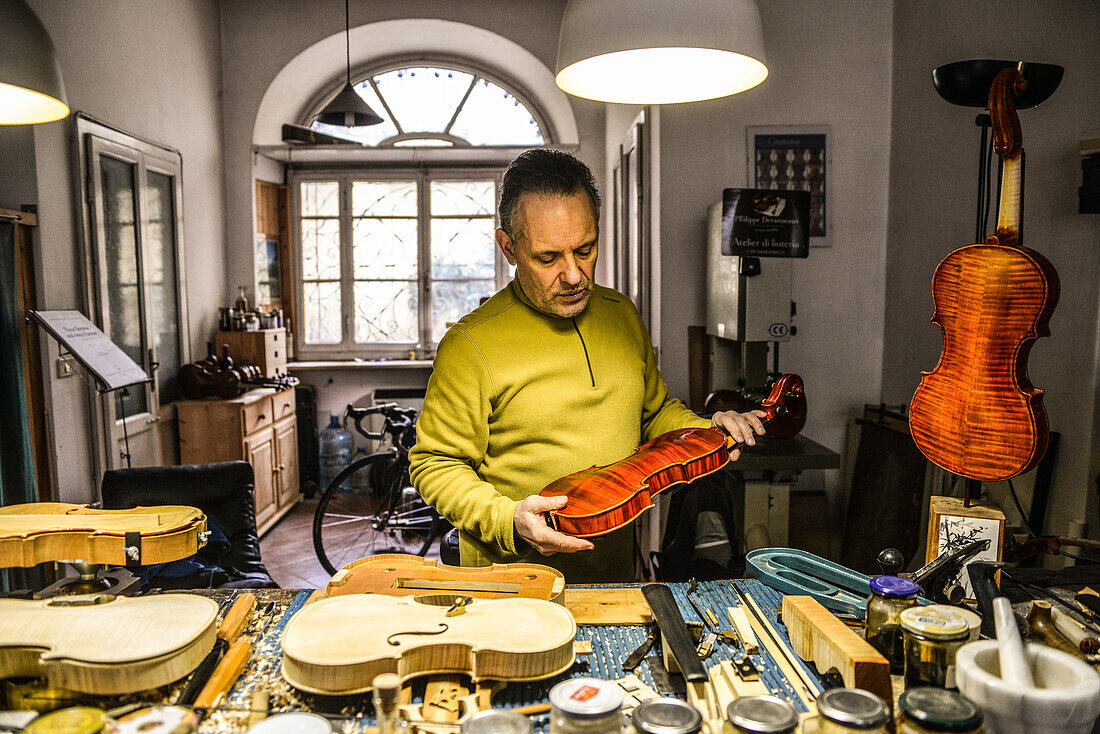 Geigenbauer Philippe Devanneaux bei der Arbeit in seinem Geschäft, Cremona, Italien