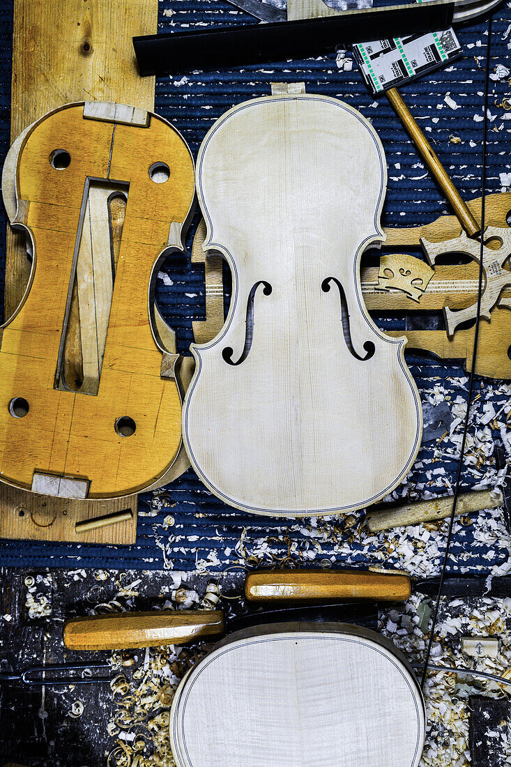 Einzelteile einer Violine, Geige, und Werkzeug in einer Werkstatt von einem Geigenbauer, Cremona, Italien