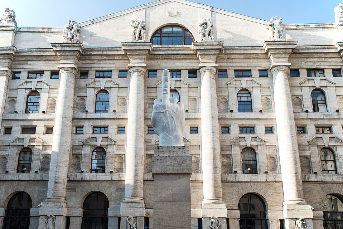 Maurizio Cattelan LOVE-Skulptur, Piazza della Borsa, Mailand, Italien