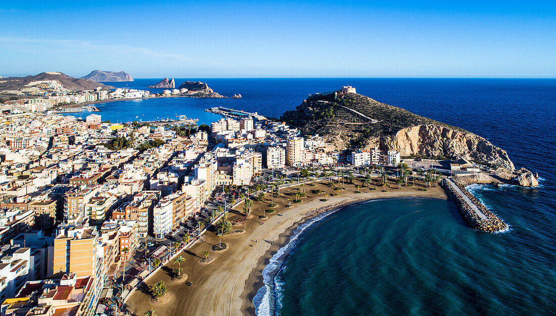 Luftaufnahme „Die Küste der Buchten“, Stadt Águilas, Castillio de San Juan de las Águilas, Südspanien, Murcia, Spanien