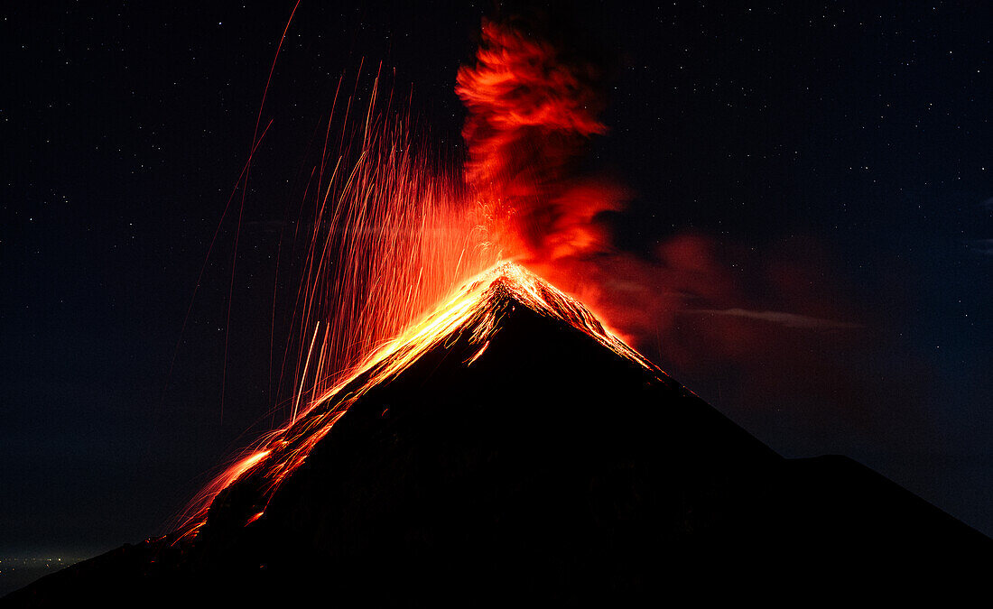 „Natürliches Feuerwerk“, ausbrechender Vulkan Fuego bei Nacht, Acatenango, Guatemala