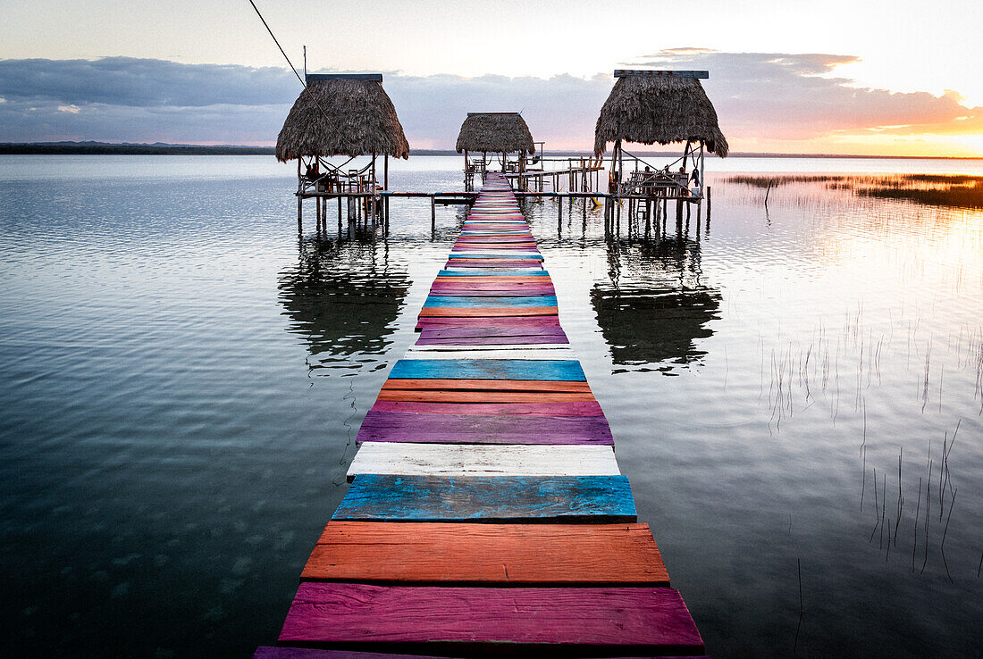 Farbenfroher Peer bei Sonnenuntergang, El Remate, Lago Petén Itzá, Guatemala