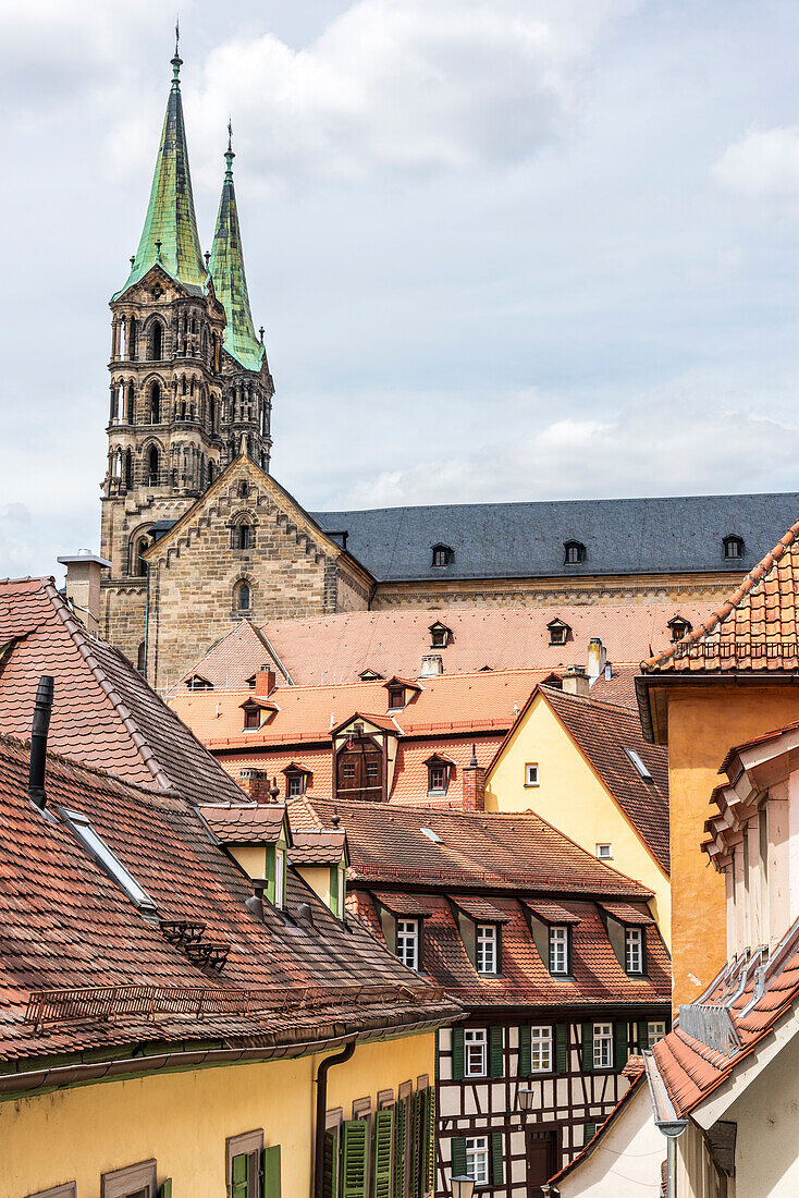 Gasse mit Blick auf den Dom in Häuser in der Altstadt in Bamberg, Oberfranken, Bayern, Deutschland
