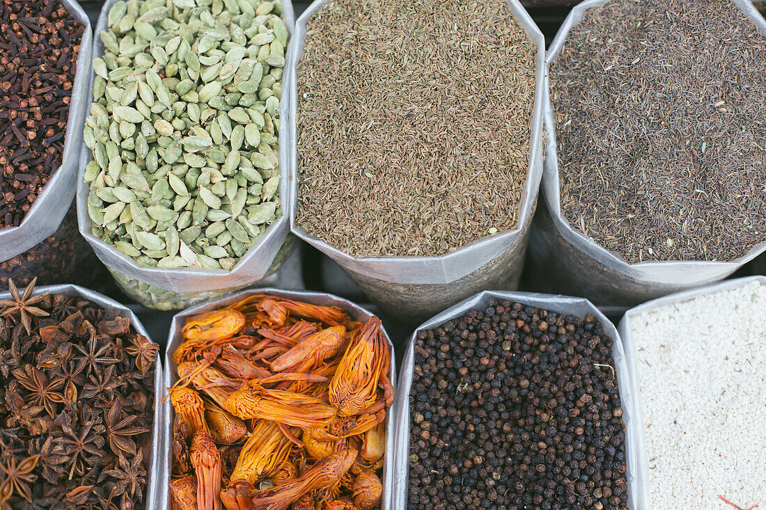 Pune, Indien, verschiedene Arten Gewürze, die auf dem Markt verkauft werden