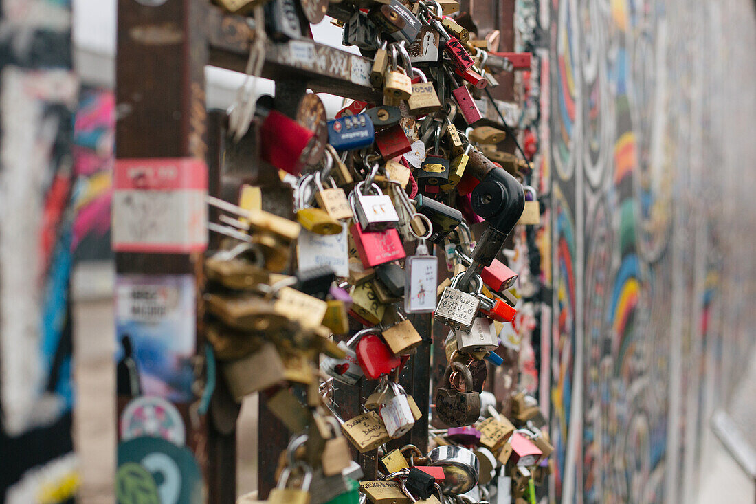 Berlin, Deutschland, Berliner Mauer, Kunst, Vorhängeschlösser und Gemälde