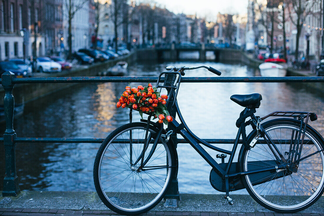 Amsterdam, Niederlande, Fahrrad auf der Brücke über Kanal abgestellt