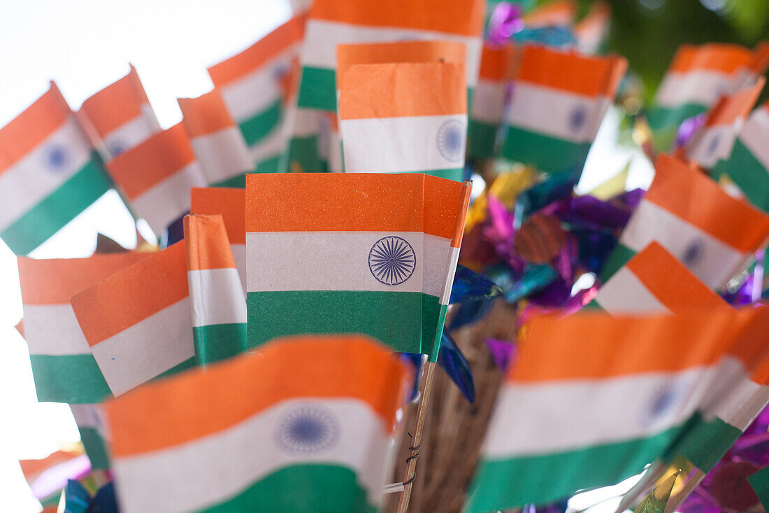 Pune, Indien, Papierflaggen Indiens werden während des Unabhängigkeitstages verkauft