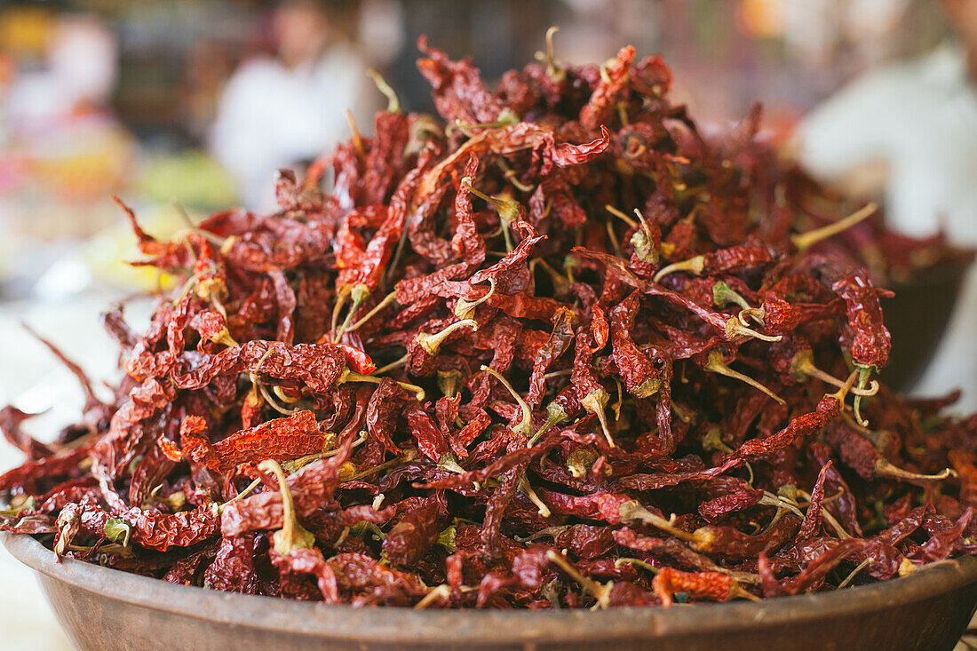 Pune, Indien Getrocknete rote Chilis auf dem Markt