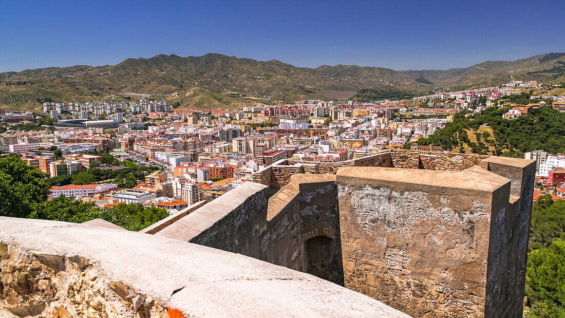 Mauern und Türme der Burgfestung Castillo de Gibralfaro mit Blick auf die Stadt Malaga in Andalusien, Spanien