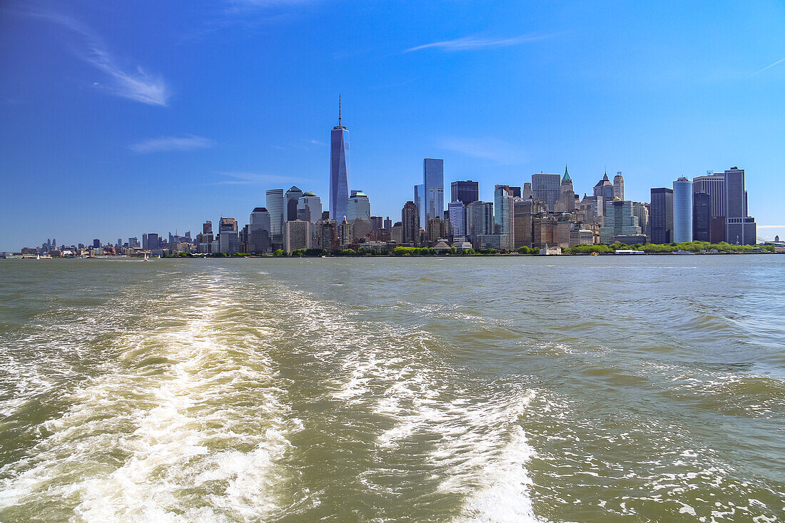 Blick vom Wasser des Hudson River auf den Financial District mit dem One World Trade Center, Manhattan, New York City, Vereinigte Staaten