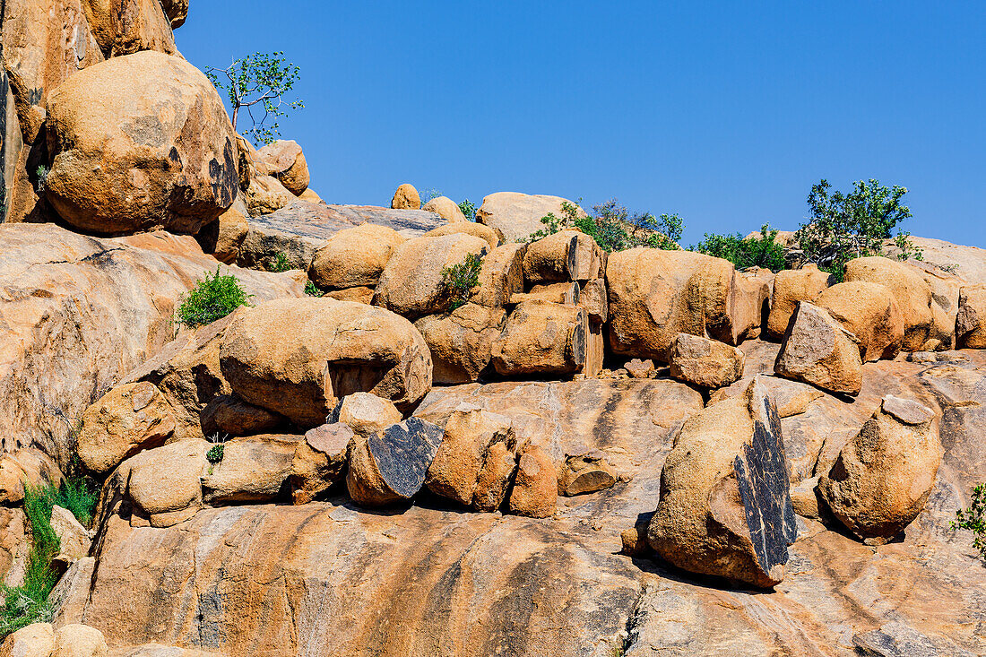 Markante Kopjes genannte Granitfelsen auf einem Felsplateau im Erongogebirge in Namibia, Afrika