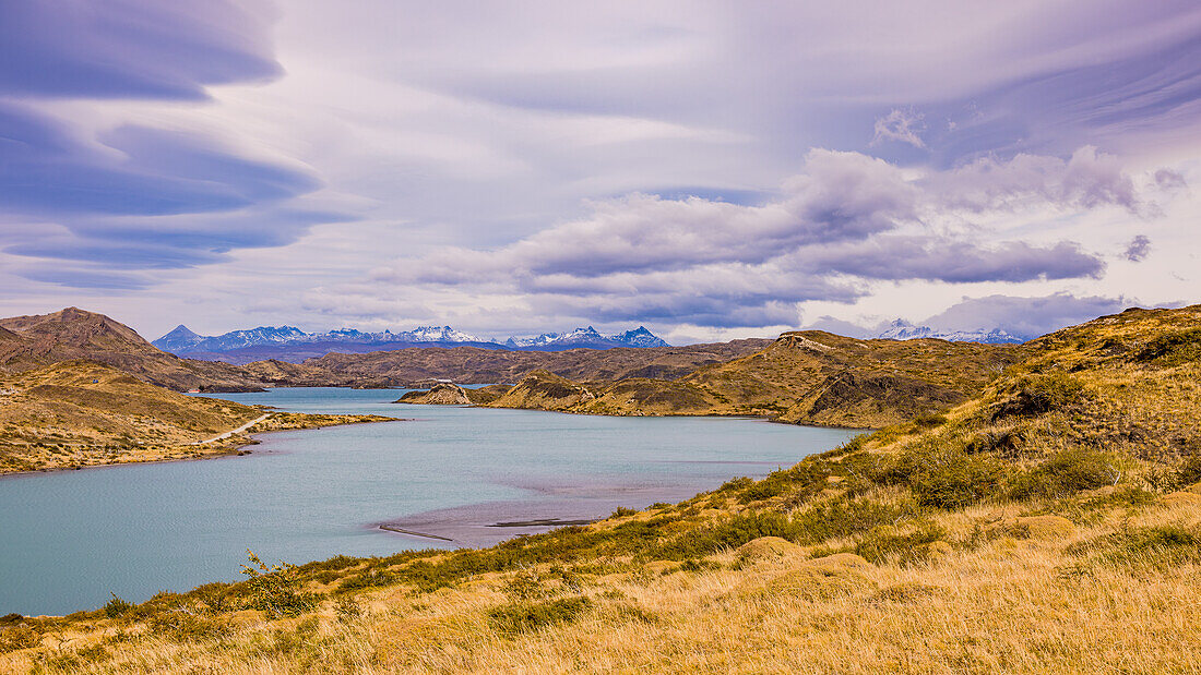 Ausblick über die Weite im Torres del Paine Nationalpark auf die Berge der Anden vom Paine Fluss beim Nordenskjöld-See, Chile, Patagonien