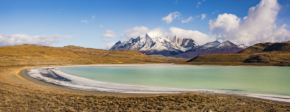 Die Granittürme im Torres del Paine Nationalpark an der türkisen Laguna Amarga sind ein Wahrzeichen von Patagonien, Chile, Südamerika