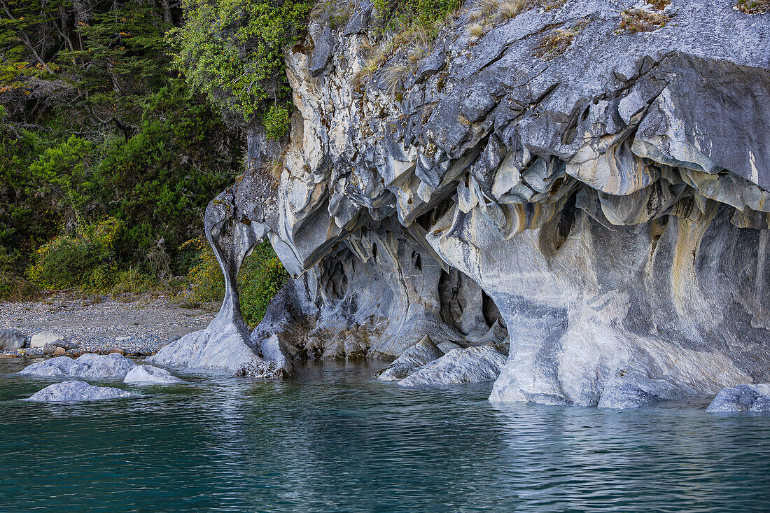 Säulen und Formen der malerischen Marmorhöhlen Cuevas de Marmol im klaren Wasser des Lago General Carrera, Chile