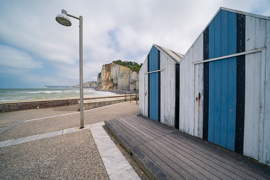 Strandhäuser im Fischerdorf Yport in der Normandie Frankreich