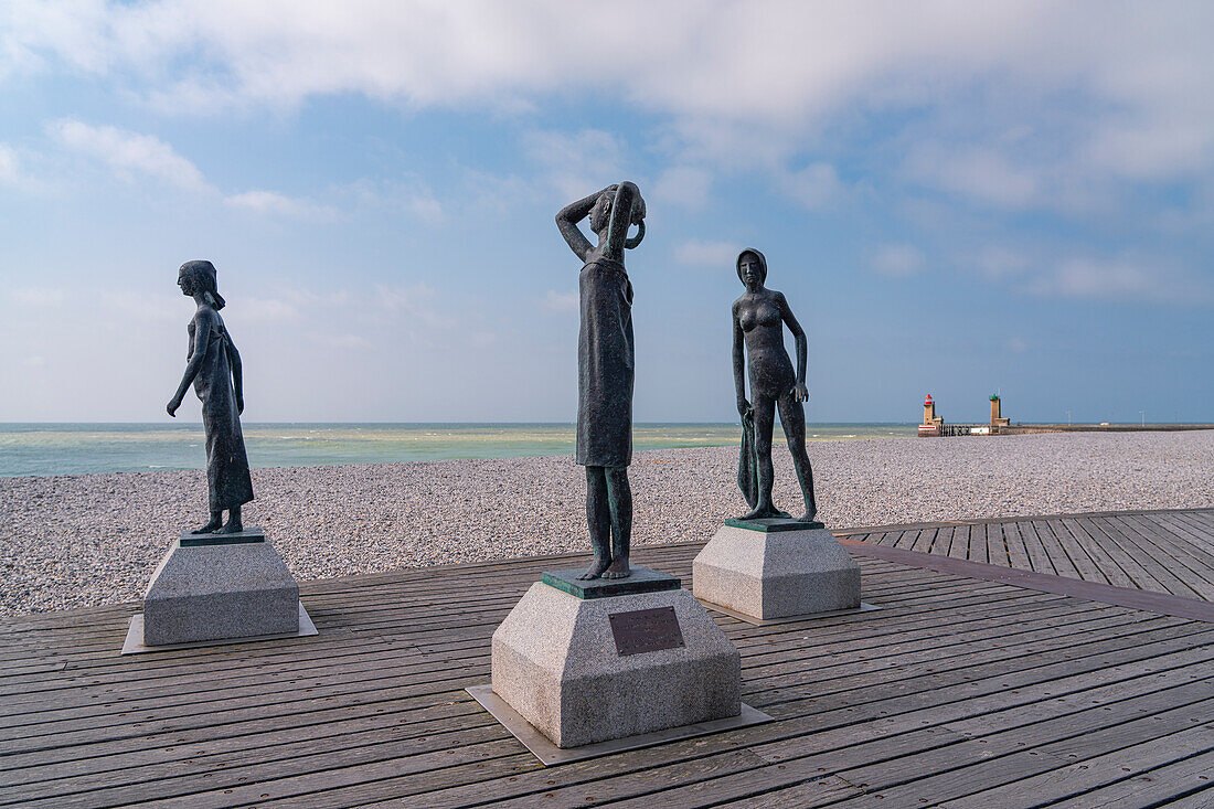 Skulpturen am Strand von Fecamp, Normandie, Frankreich