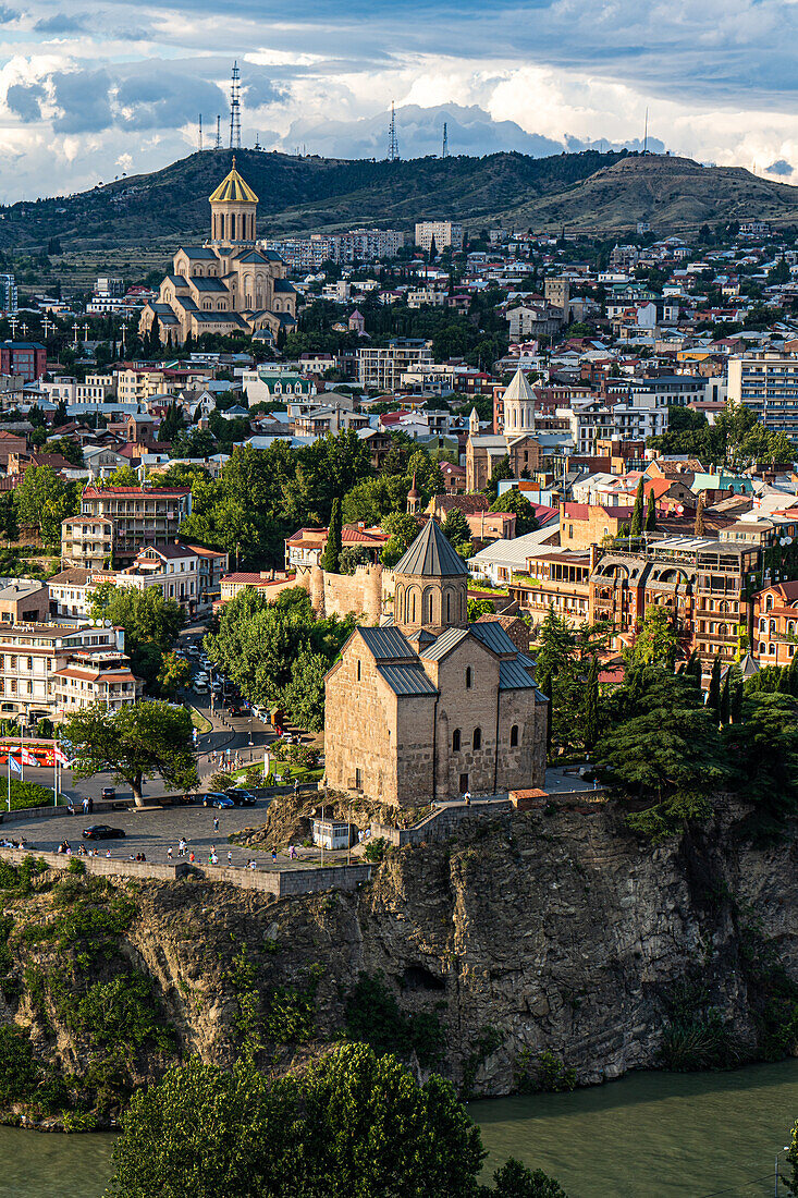 Stadtbild, Blick über die Stadt Tiflis mit dem Fluss Kura, Georgien, Europa