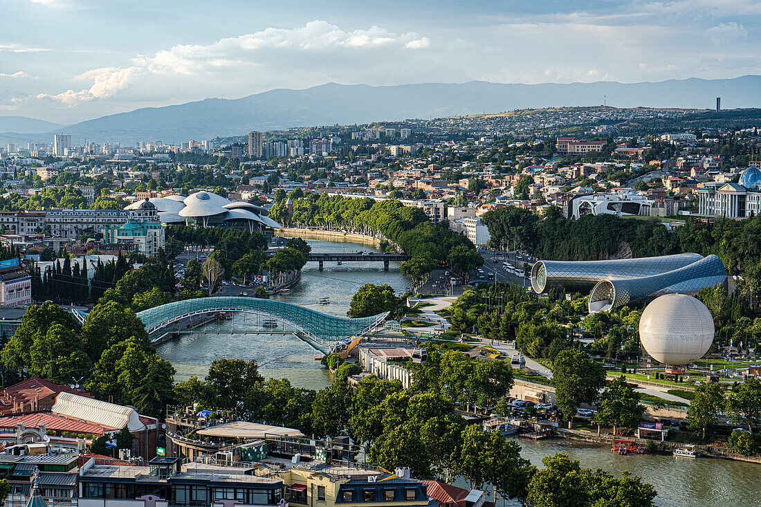 Stadtbild, Blick über die Stadt Tiflis mit dem Fluss Kura, Georgien, Europa