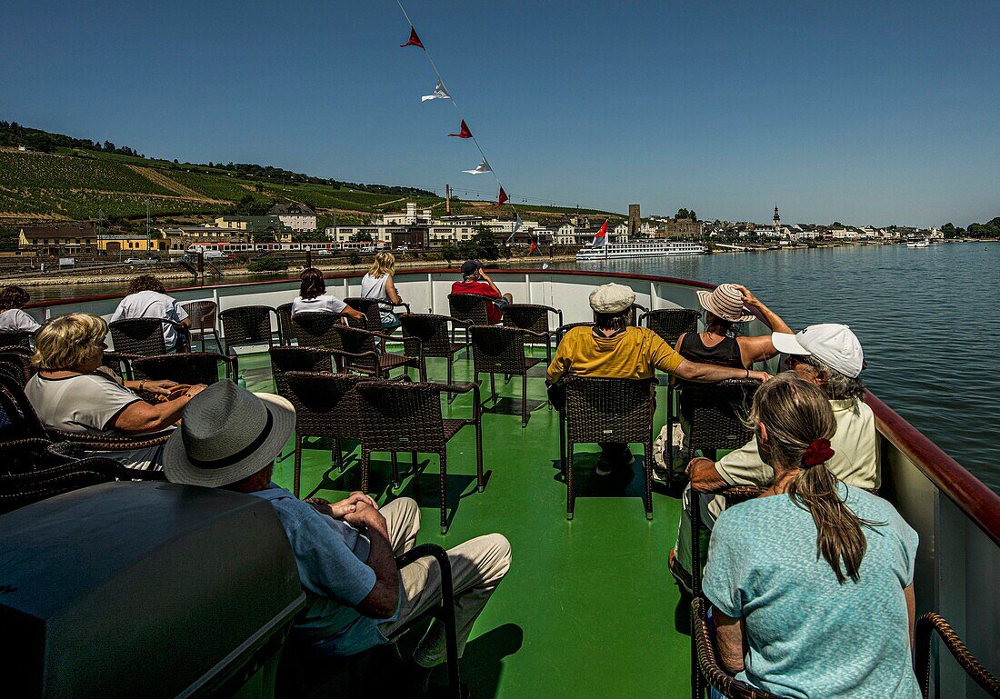 Passagiere während einer Panoramafahrt auf dem Rhein nach Rüdesheim, Oberes Mittelrheintal, Hessen, Deutschland