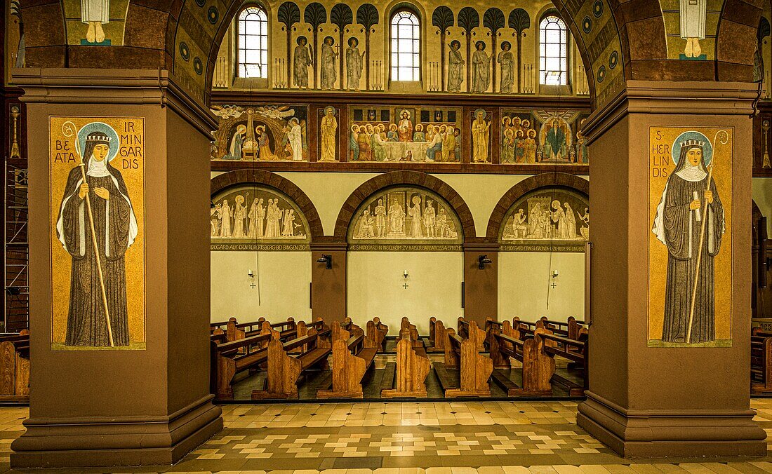 Blick in den Innenraum der Abteikirche St.Hildegard, Welterbe Oberes Mittelrheintal, Rüdesheim, Hessen, Deutschland