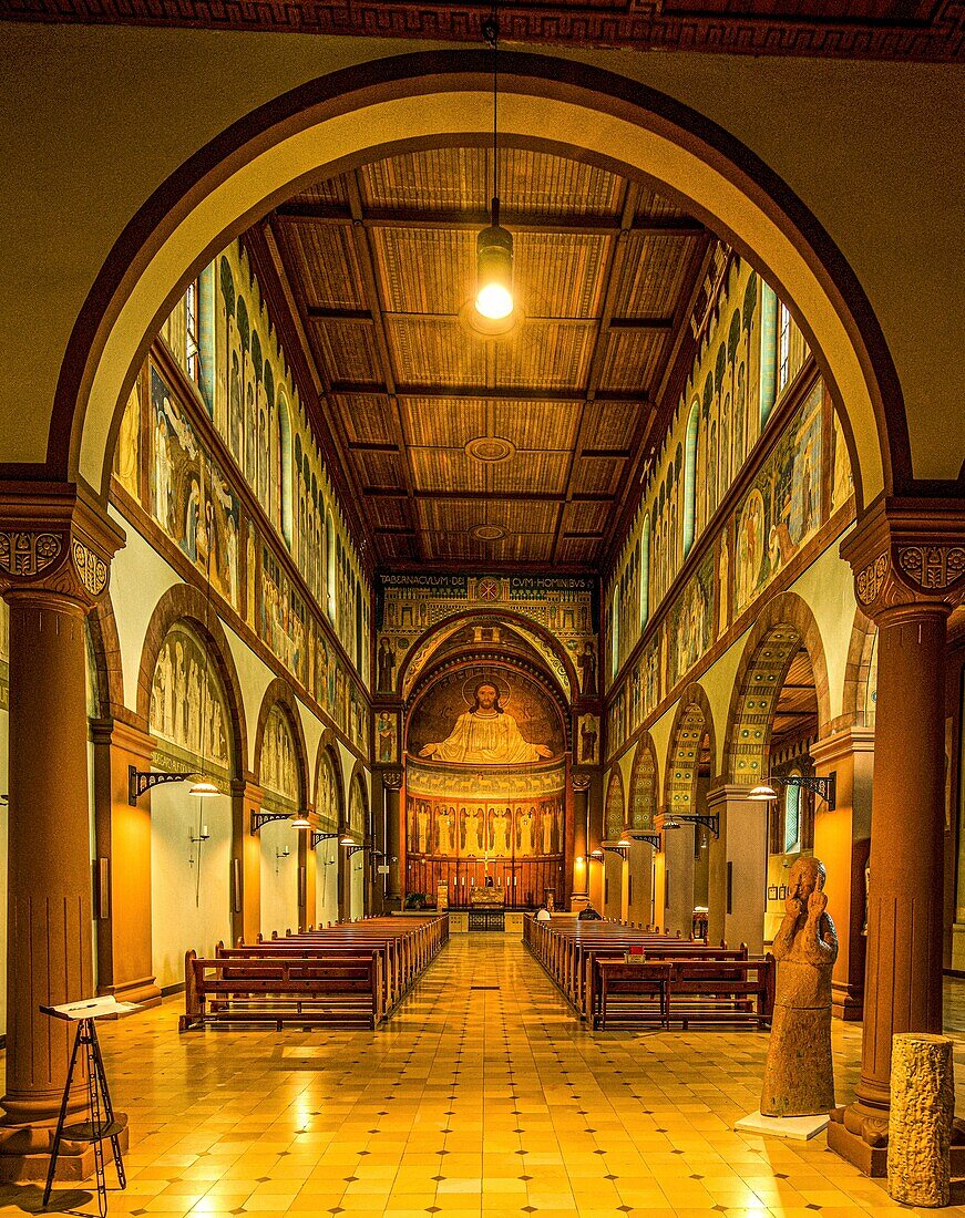 Blick in den Innenraum der Kirche der Abtei St. Hildegard, Rüdesheim, Welterbe Oberes Mittelrheintal, Hessen, Deutschland