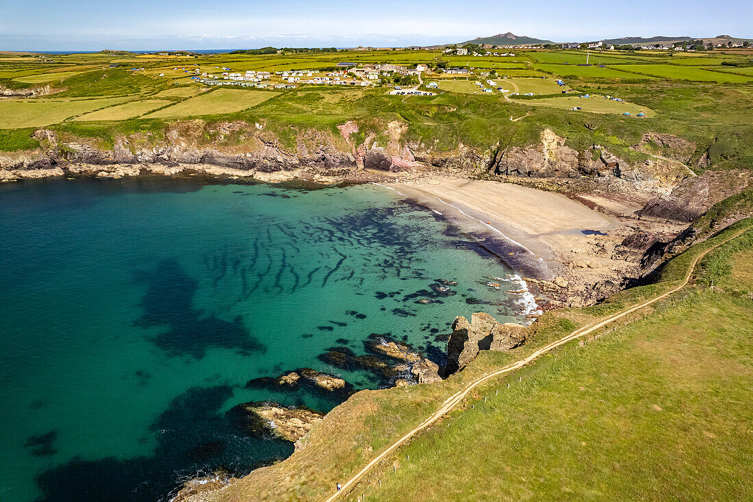 Der Strand der Caerfai Bay bei St. Davids aus der Luft gesehen, Wales, Großbritannien, Europa  