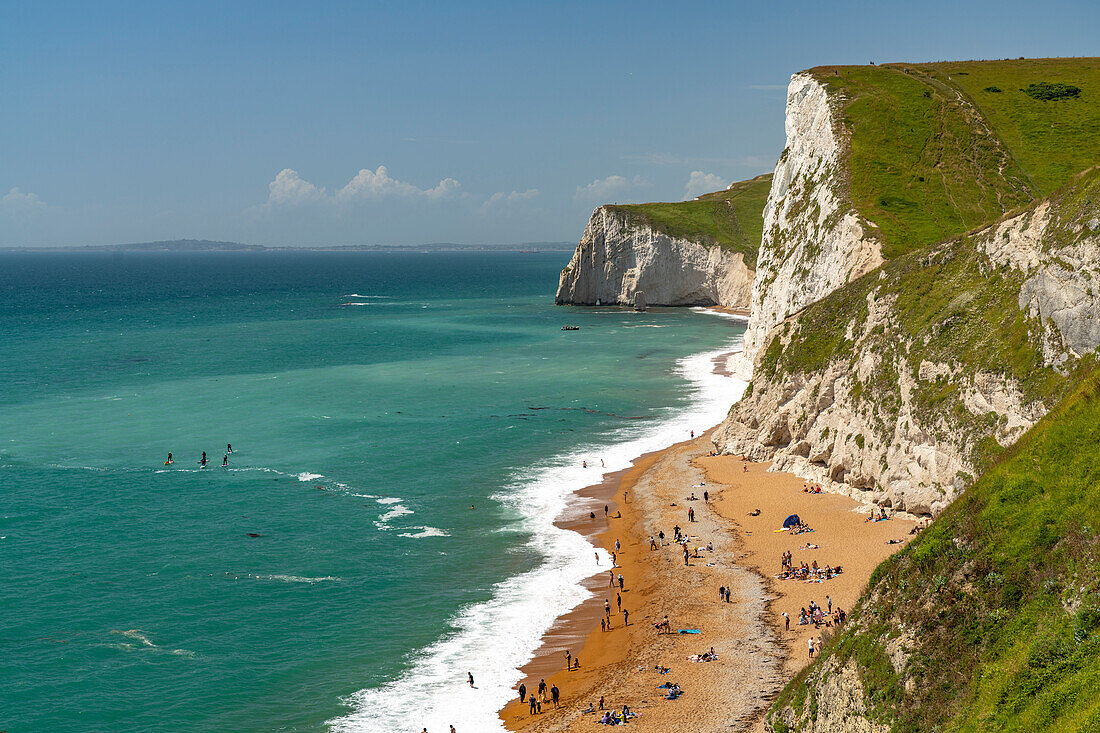 Weisse Klippen und Strand des UNESCO Weltnaturerbe Jurassic Coast, England, Großbritannien, Europa  