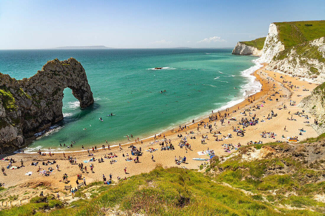 Die natürliche Felsbrücke Durdle Door und Strand des UNESCO Weltnaturerbe Jurassic Coast, England, Großbritannien, Europa 