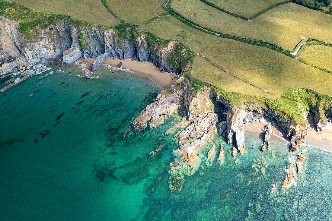 Hemmick Beach und die Küste von St Austell aus der Luft gesehen, Cornwall, England, Großbritannien, Europa  