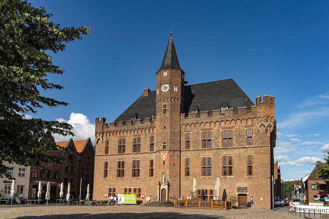 Marktplatz und Rathaus in Kalkar, Niederrhein, Nordrhein-Westfalen, Deutschland, Europa \n\n