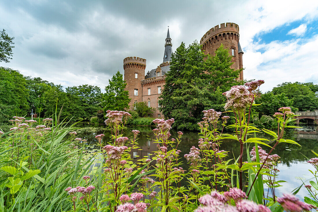 Wasserschloss Schloss Moyland, Bedburg-Hau, Kreis Kleve, Nordrhein-Westfalen, Deutschland, Europa \n