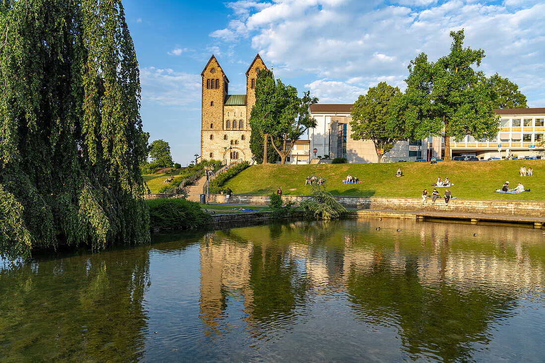 Paderquellen und Abdinghofkirche in Paderborn, Nordrhein-Westfalen, Deutschland, Europa 