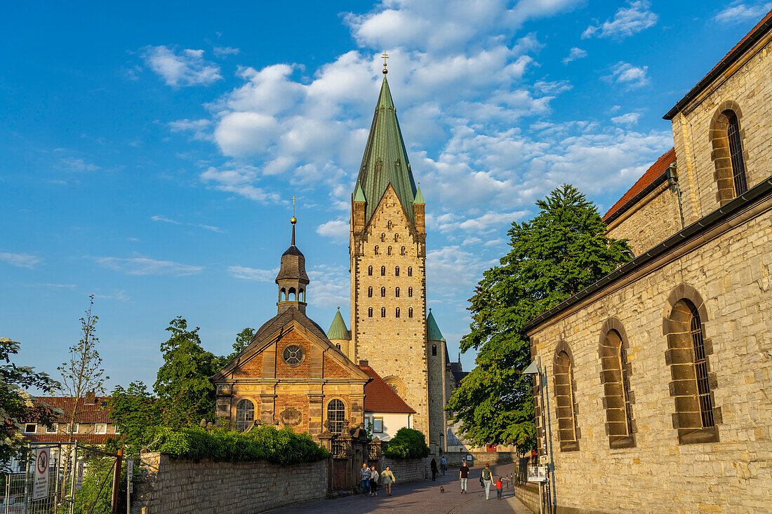 Die Alexiuskapelle und der Dom in Paderborn, Nordrhein-Westfalen, Deutschland, Europa