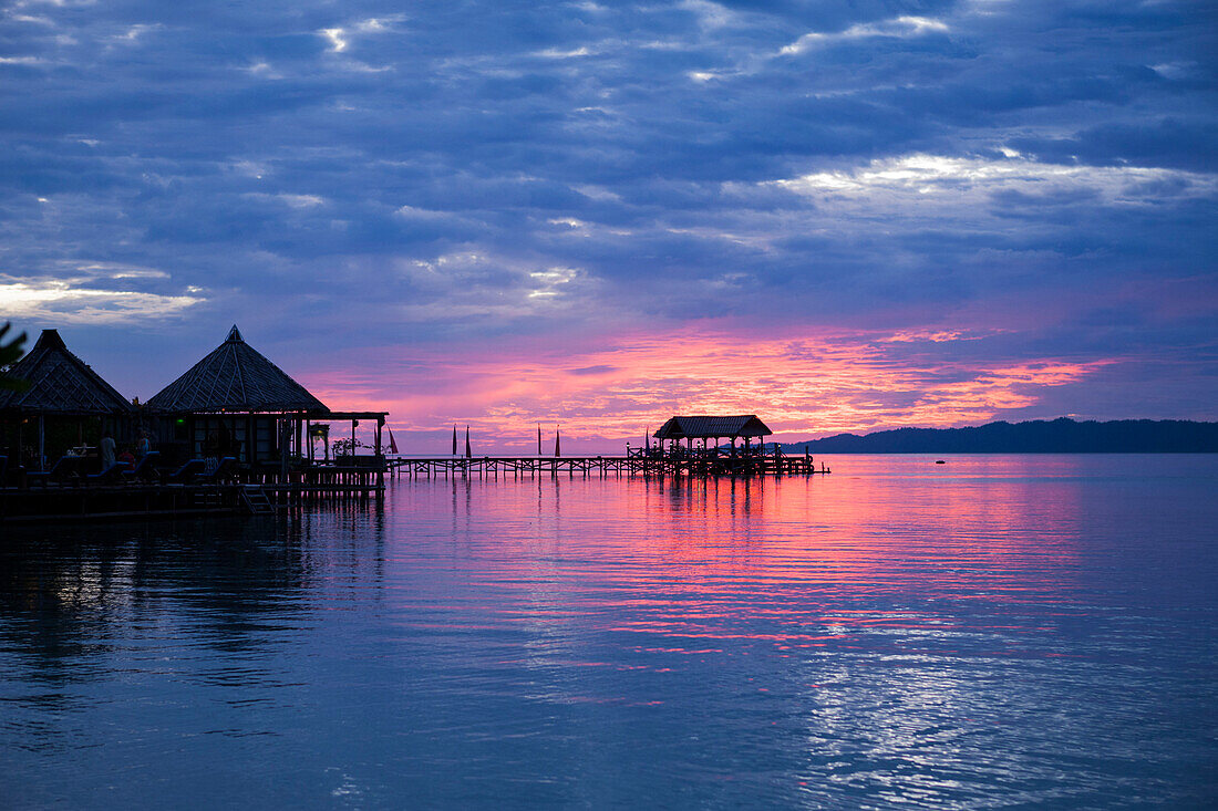 Sonnenuntergang Raja Ampat Dive Lodge, Raja Ampat, West Papua, Indonesien