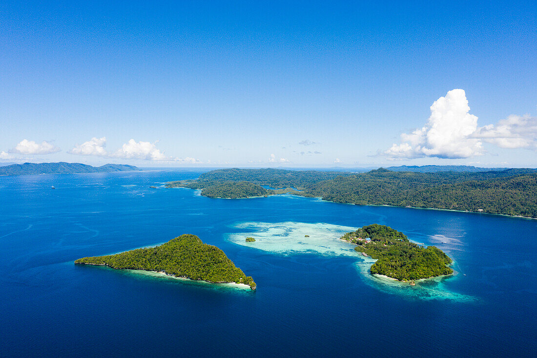 Tropische Inseln vor Waigeo, Raja Ampat, West Papua, Indonesien