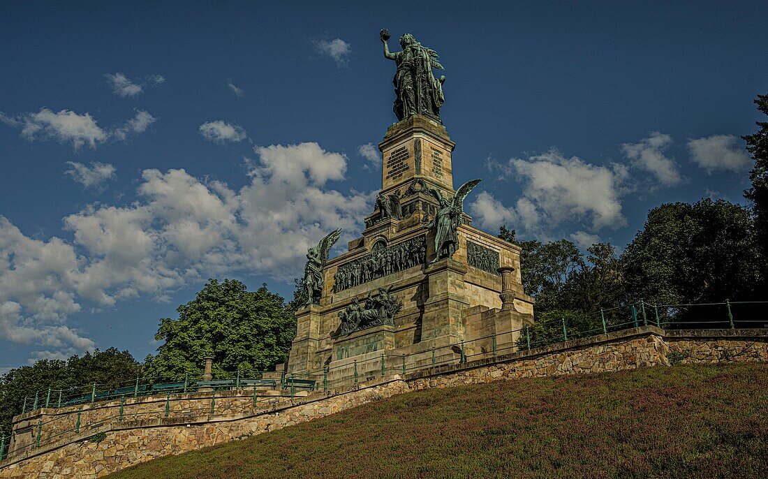 Niederwalddenkmal in Rüdesheim im Morgenlicht, Oberes Mittelrheintal, Hessen, Deutschland