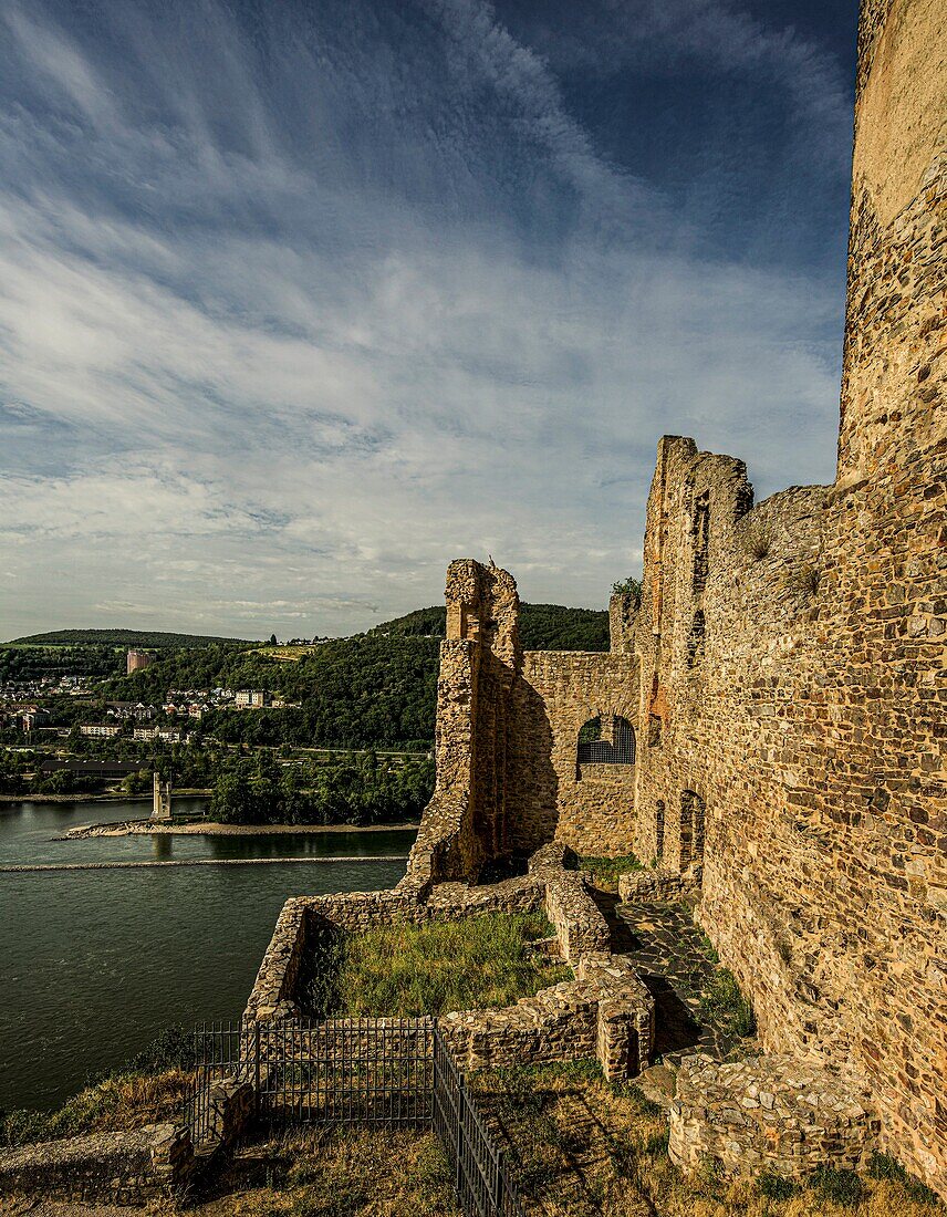 Blick von der Burgruine Ehrenfels auf den Mäuseturm bei Bingen, Oberes Mittelrheintal, Hessen und Rheinland-Pfalz, Deutschland