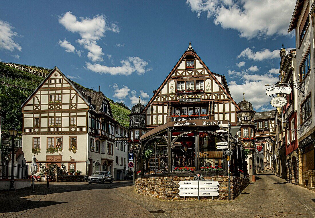 Fachwerkhäuser im Weinbauort Assmannshausen, in der Mitte der Gasthof "Alte Bauernschänke", Welterbe Oberes Mittelrheintal, Hessen, Deutschland