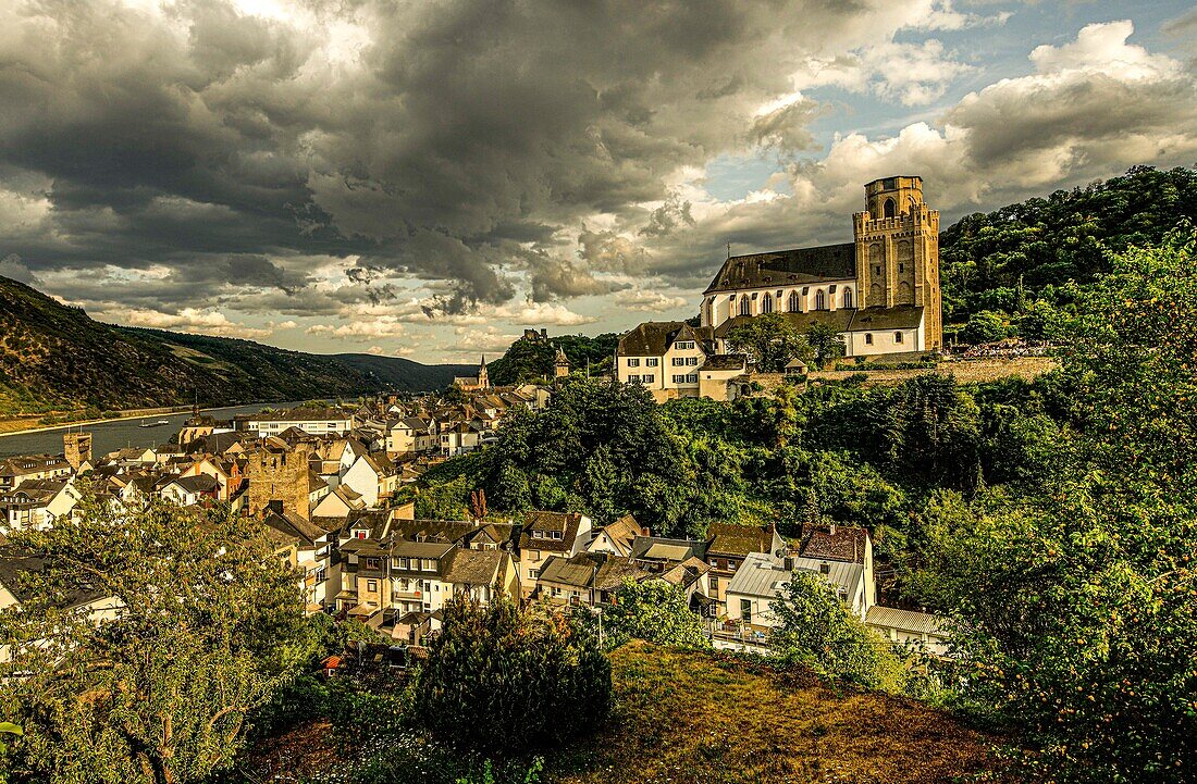 Altstadt von Oberwesel und das Rheintal unter dramatischem Wolkenhimmel, Oberes Mittelrheintal, Rheinland-Pfalz, Deutschland