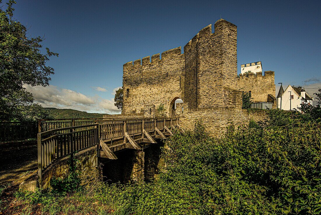 Sterrenberg Castle, bridge over the moat, shield wall and women's shelter, Kamp-Bornhofen, Upper Middle Rhine Valley, Rhineland-Palatinate, Germany
