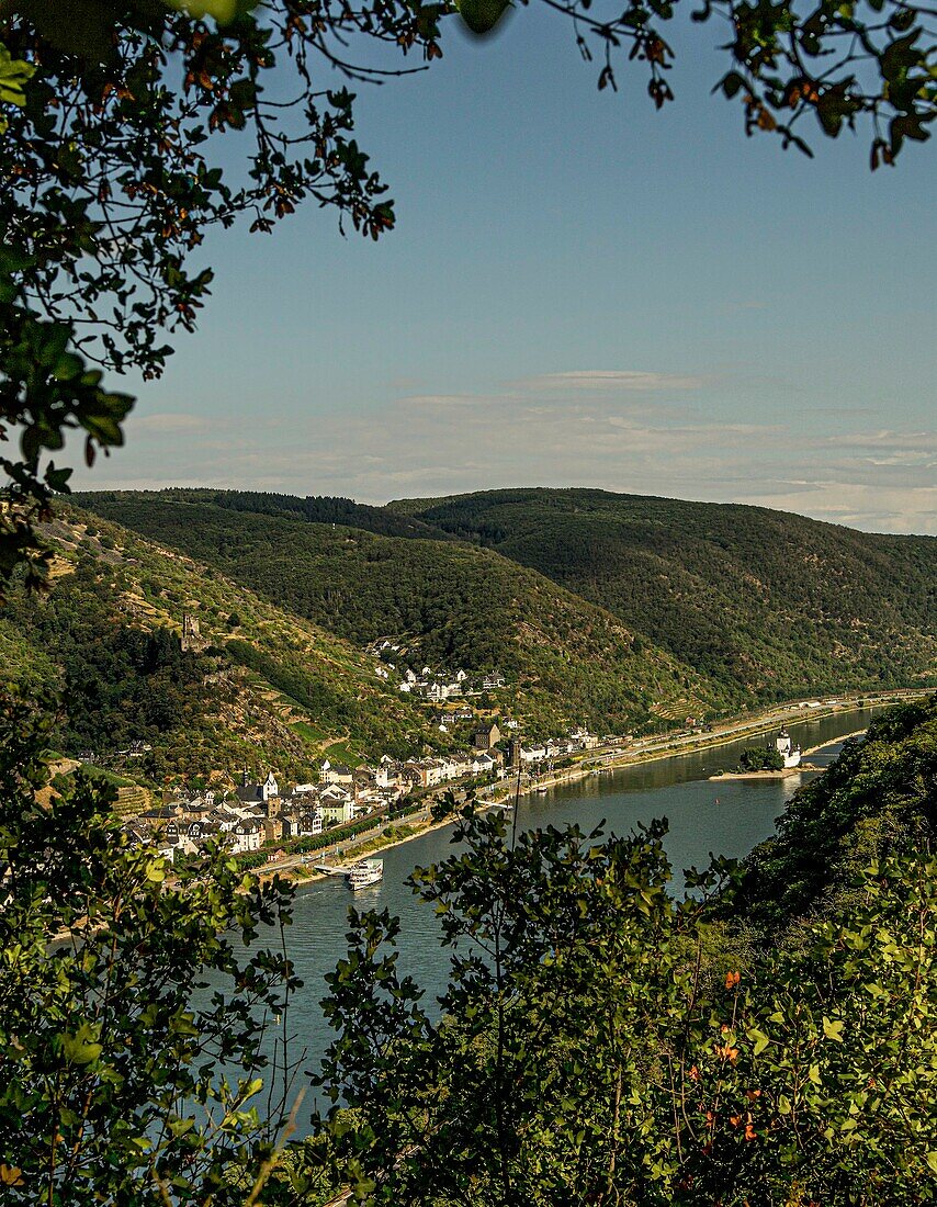 Kaub mit den Burgen Pfalzgrafenstein und Gutenfels aus der Vogelperspektive, Oberes Mittelrheintal, Rheinland-Pfalz, Deutschland