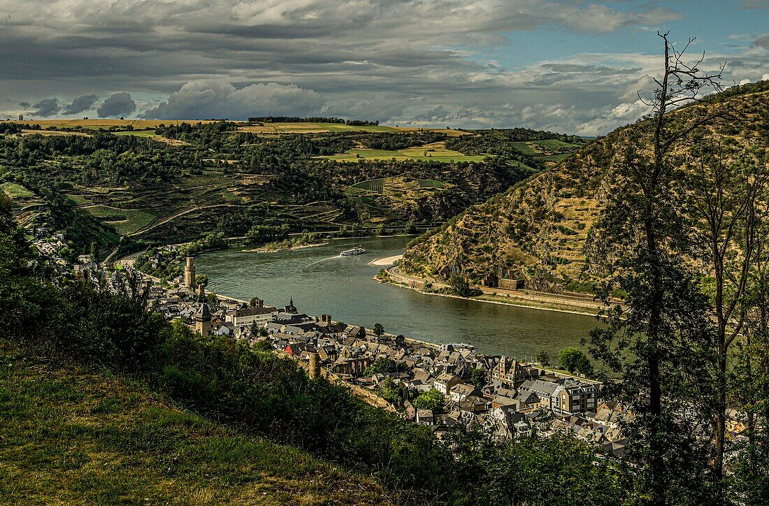 Oberwesel and the Rhine Valley in the evening light, seen from the Landsknechtsblick viewpoint, Upper Middle Rhine Valley, Rhineland-Palatinate, Germany