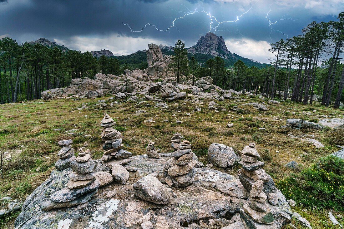 Bavella Berge, gestapelte Steine, Gewitter, Blitze, Landschaft, Berge, Bergregion, Korsika, Frankreich