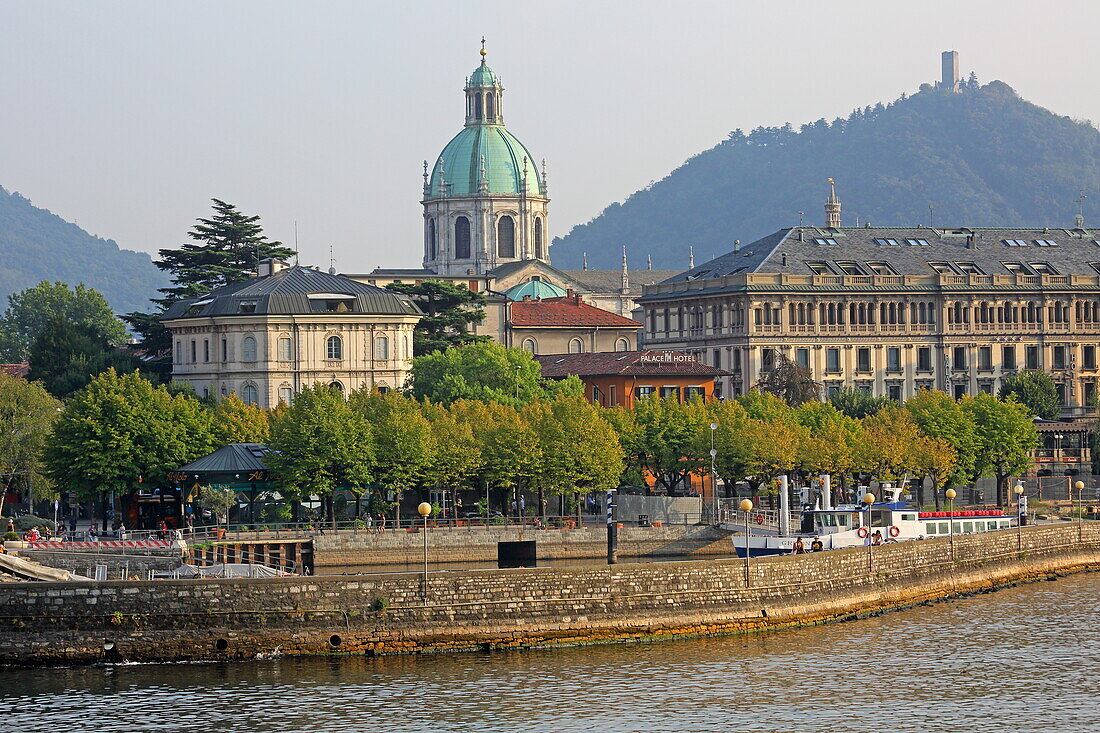 Hafen mit Gebäuden am Lungo Lario Trento und der Kuppel des Doms, rechts im Hintergrund der Turm des Castello Baradello, Como, Comer See, Lombardei, Italien