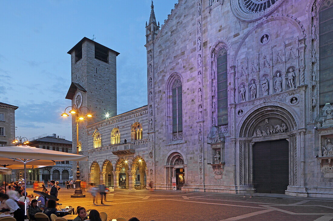 Fassade der Kathedrale Santa Maria Assunta und der Broletto mit dem Turm, Piazza de Duomo, Como, Comer See, Lombardei, Italien