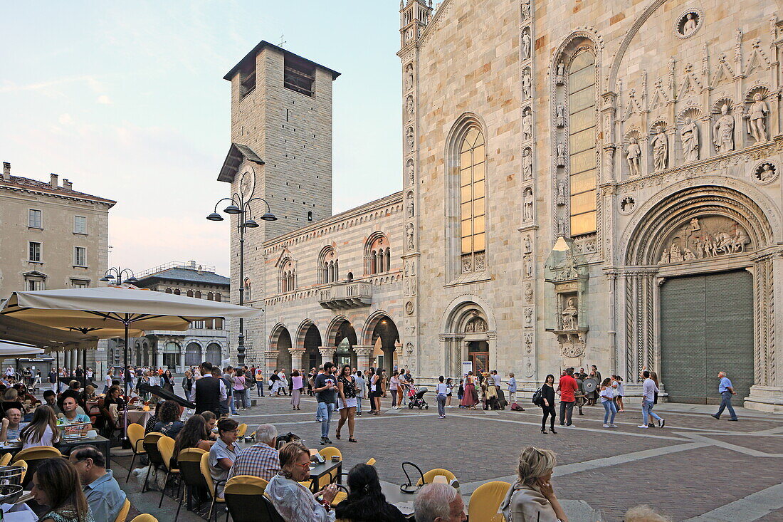 Fassade der Kathedrale Santa Maria Assunta und der Broletto mit dem Turm, Piazza de Duomo, Como, Comer See, Lombardei, Italien