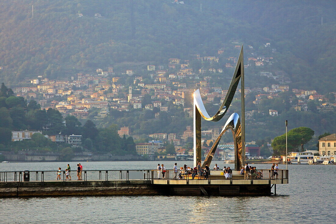 Die zeitgenössische Skulptur Life Electric im Hafen von Como ist dem Physiker Alessandro Volta gewidmet, Comer See, Lombardei, Italien