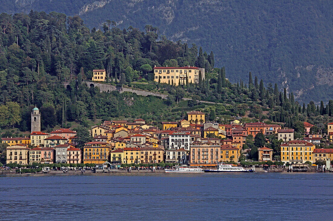 Blick auf Bellagio und sein Schloss, Comer See, Lombardei, Italien